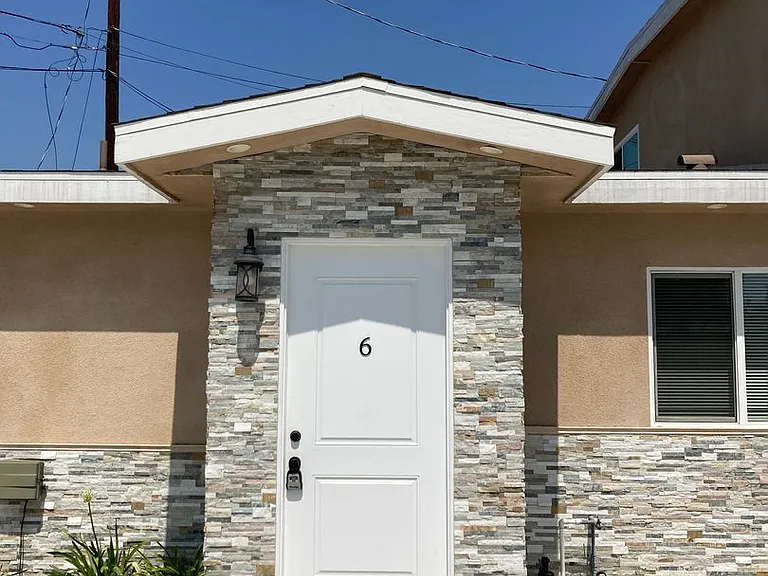 1424 Encino Ave — Photo 3