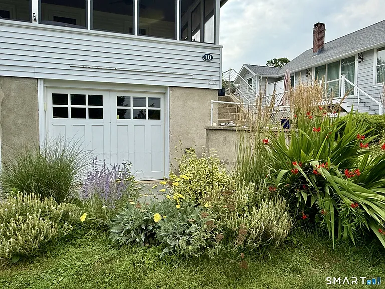 10 Reeves Ave — Photo 2