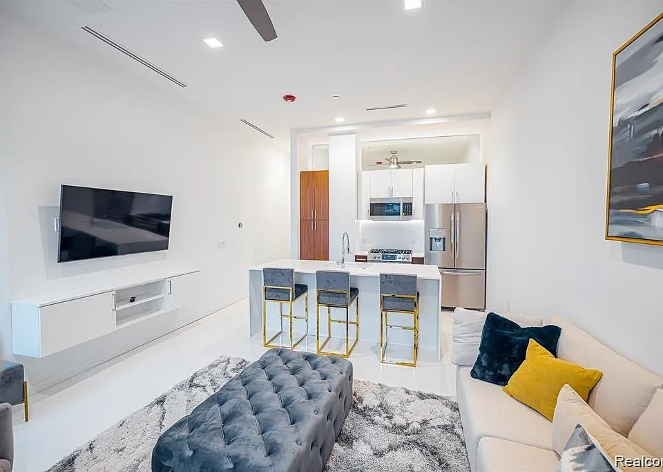 400 S Old Woodward Ave #206