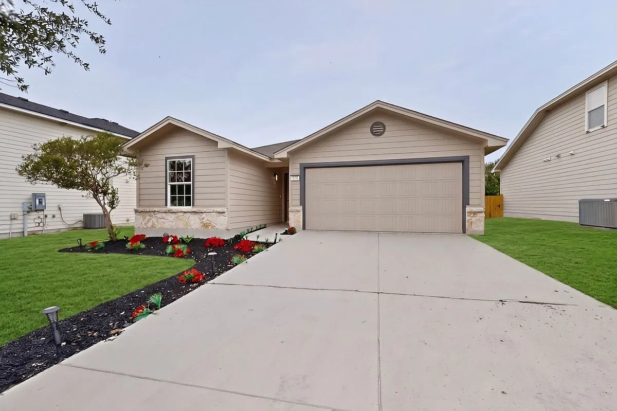 3 bed, 2.0 bath, 1276 sqft, $1,595 — Photo 2