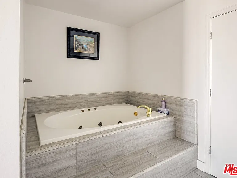 10724 Wilshire Blvd #712 — Photo 25