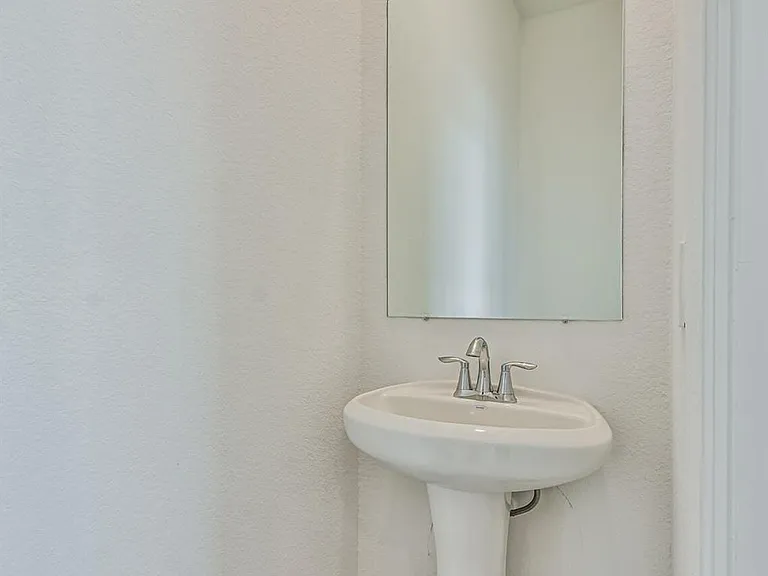 678 Royal Arch — Photo 17