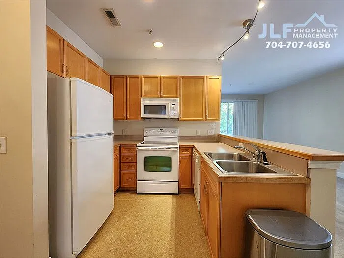 2 bed, 2.0 bath, 878 sqft, $1,695 — Photo 4