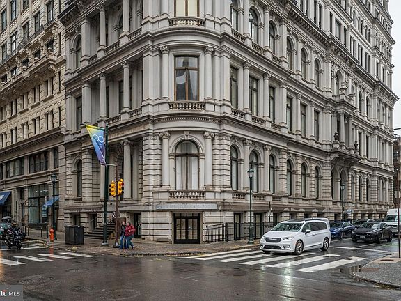 2nd image of 1001 Chestnut St #302W
