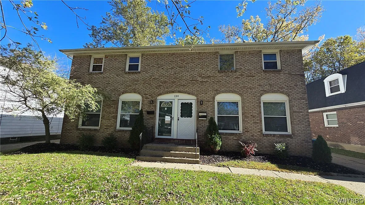 3 bed, 1.5 bath, 2562 sqft, $1,800 — Photo 1