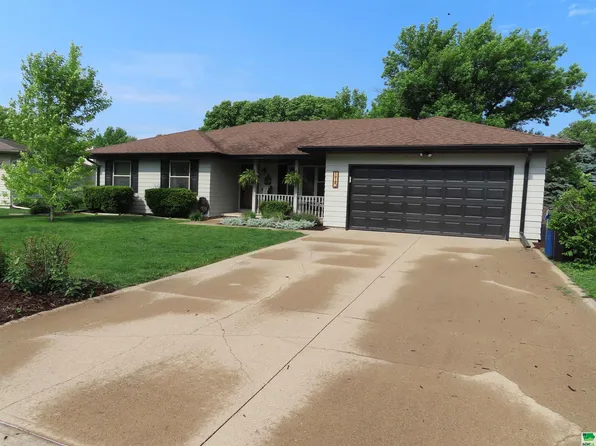 115 Golden Dr, Sergeant Bluff, IA 51054