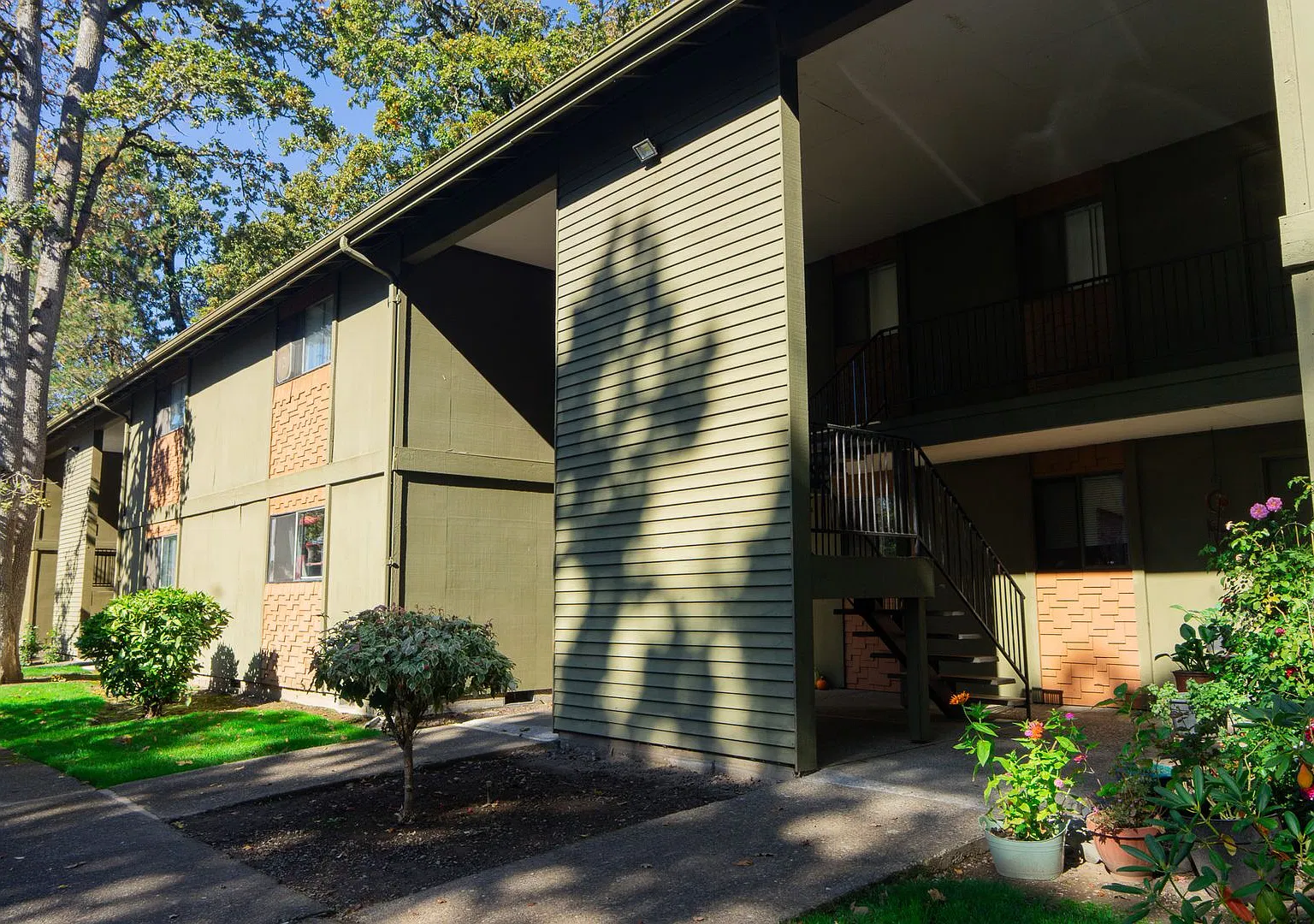 Oakview Terrace Apartments — Photo 2