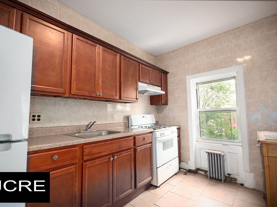 2nd image of 815 Lincoln Pl APT 3