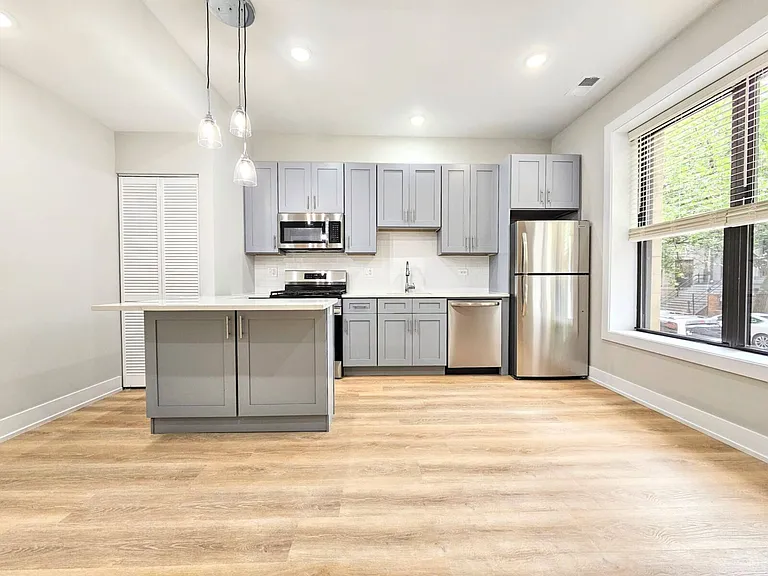 437 W Belden Ave #17 — Photo 2