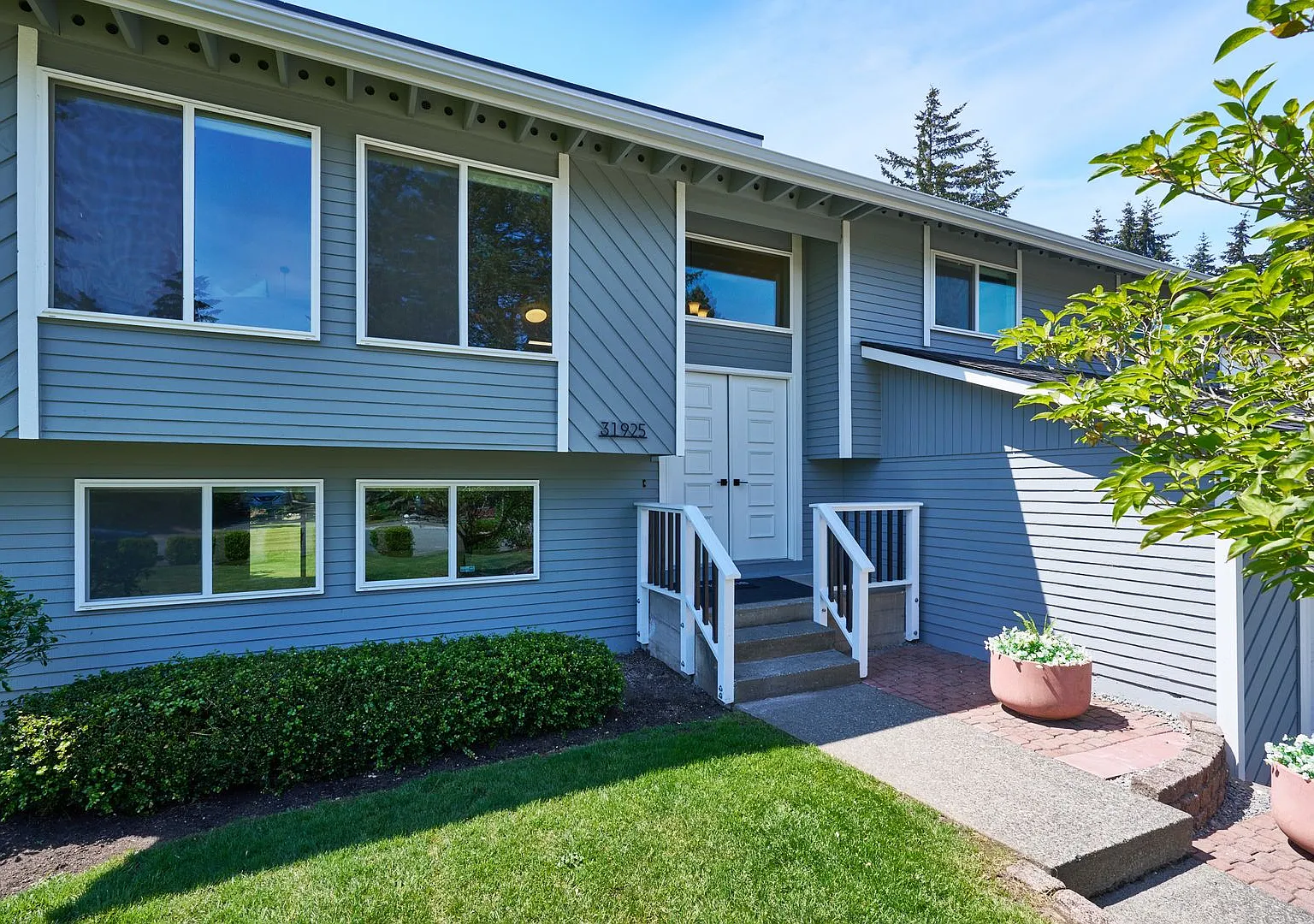 Recently Renovated 4BR/3BA Home Backing the Golf Course Federal Way — Photo 2