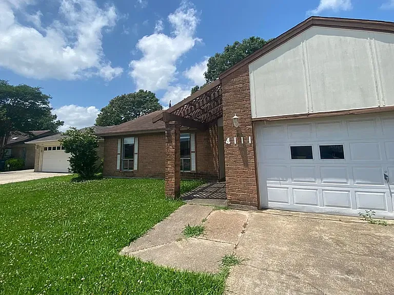 4111 Sleepy Hollow Ln — Photo 1