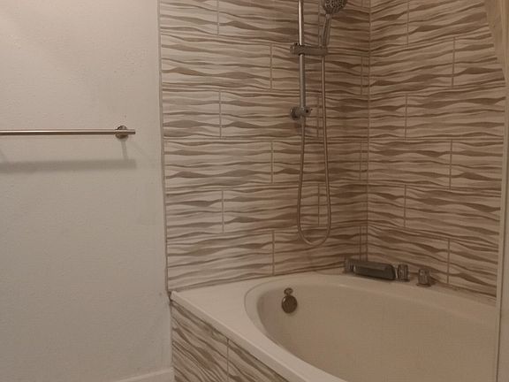 5th image of 5806 Brambletree St