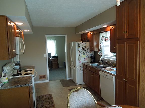 5th image of 304 Carriage Way