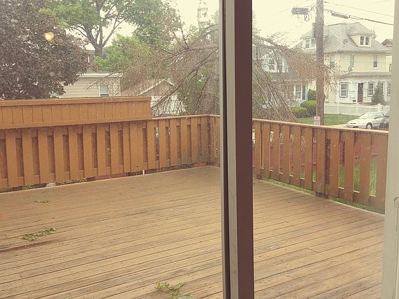 5th image of 138 Seeley Ave