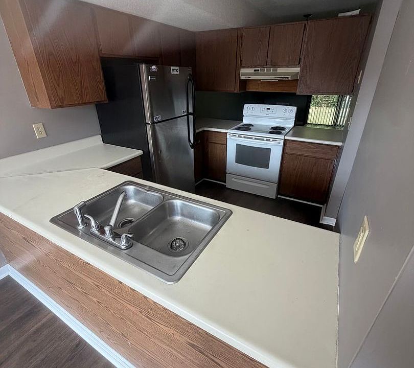 1st image of 105 New St #3