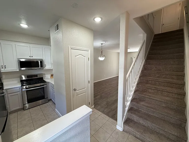 9 Ashford Pl — Photo 1
