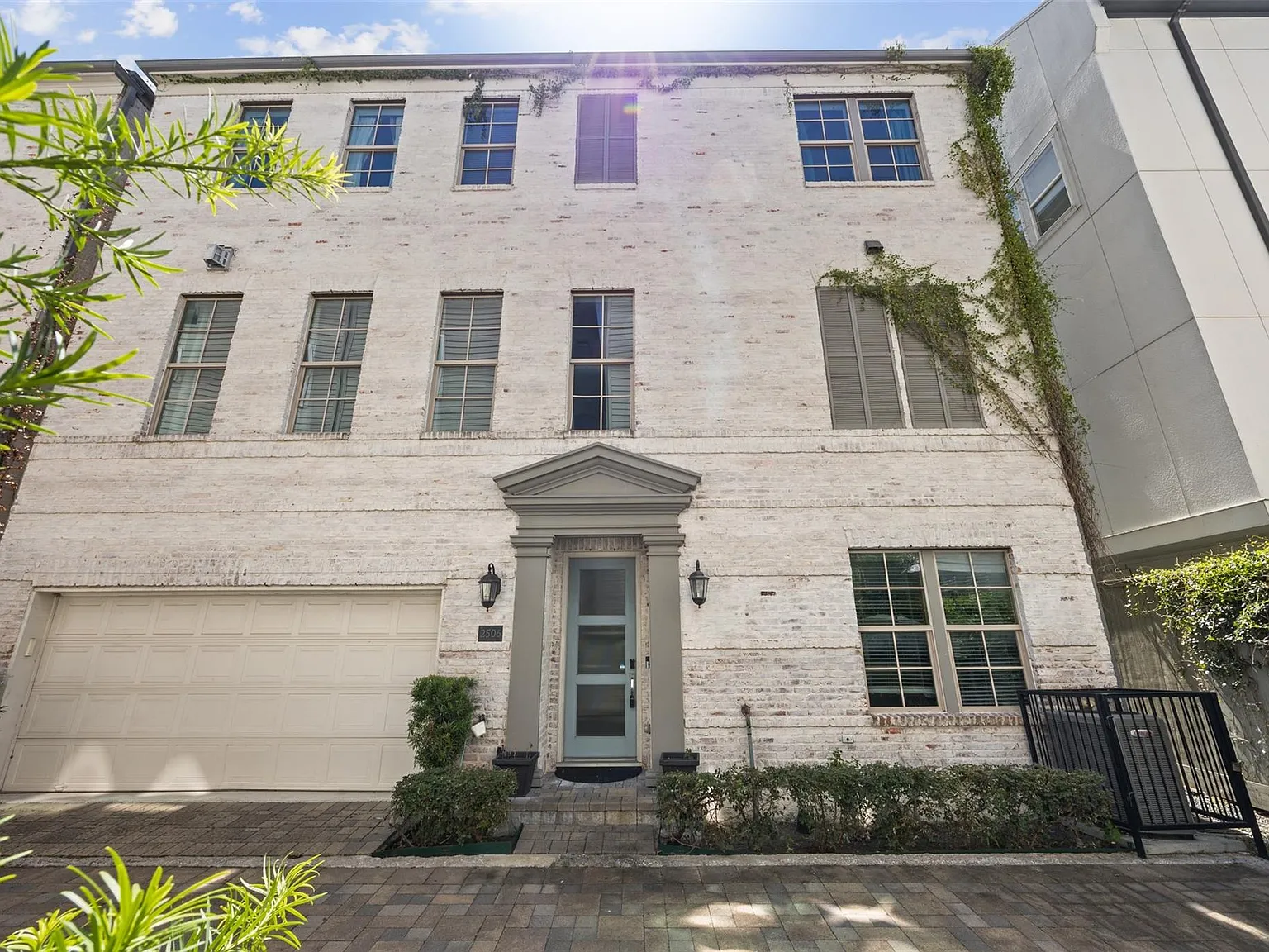 3 bed, 3.5 bath, 2284 sqft, $4,800 — Photo 1