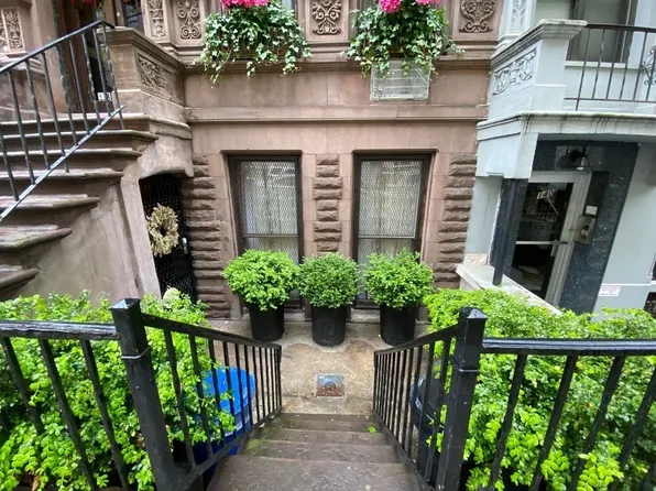 138 W 73rd St, New York, NY 10023