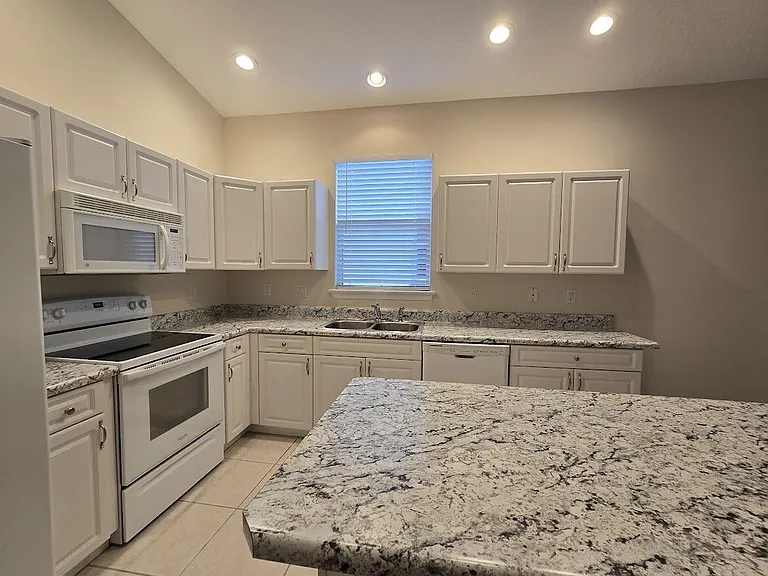 1463 SE Tidewater Pl — Photo 12