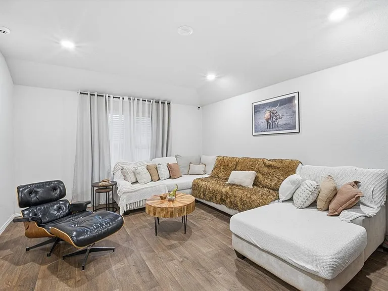 1012 Norway Dr — Photo 3