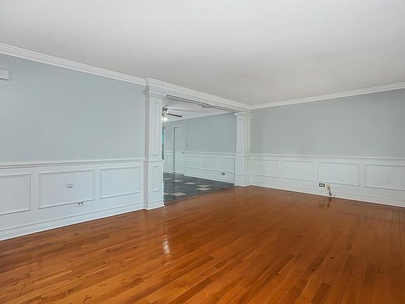 2nd image of 553 Carlyle Ln