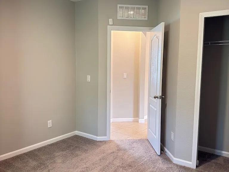 123 College St — Photo 18