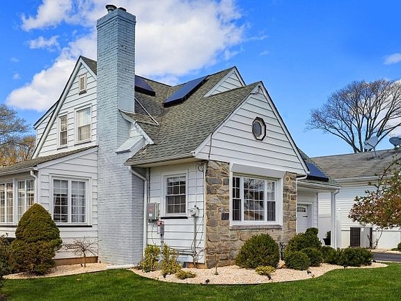2nd image of 382 Huntington Rd