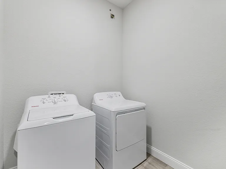 556 Sherwood Ave S — Photo 35