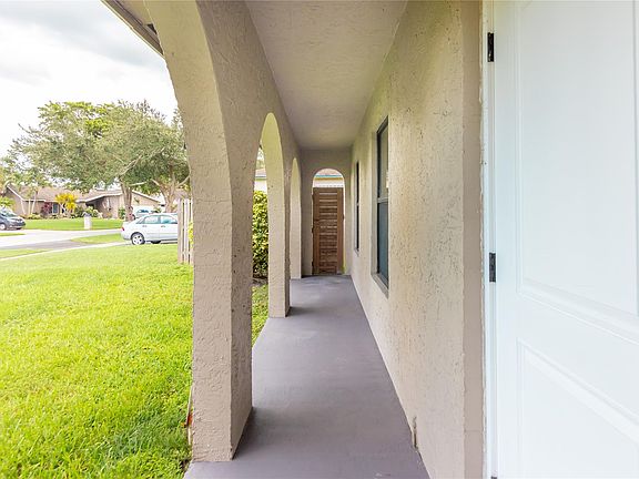 4th image of 10250 SW 49th Court