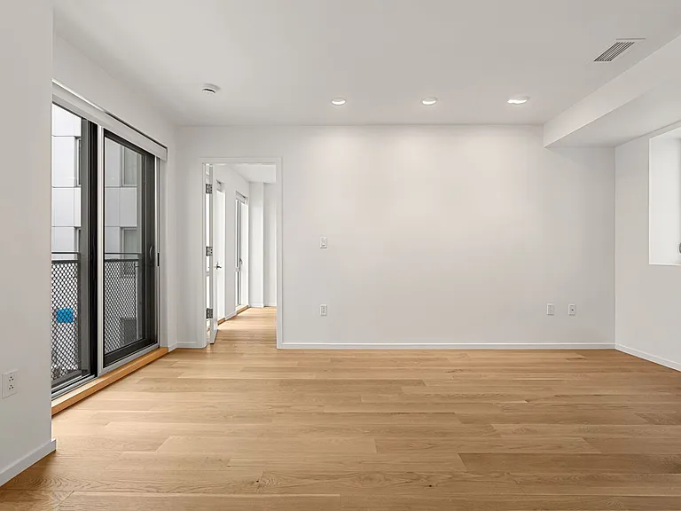 50-504 W Broadway #499 — Photo 7