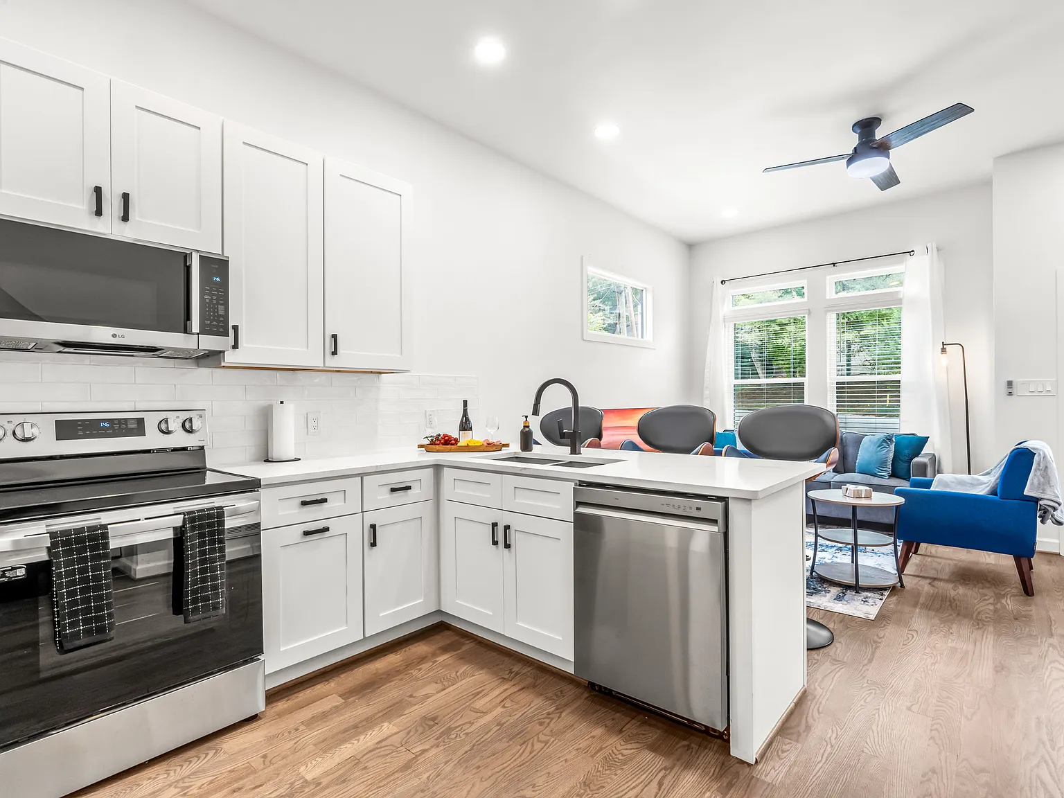 3 bed, 1200 sqft, $3,600 — Photo 3