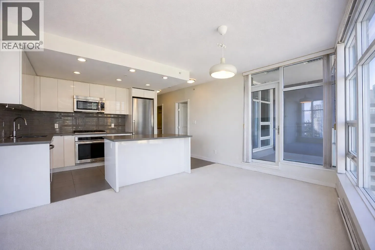 2 bed, 859 sqft, $2,680 — Photo 2