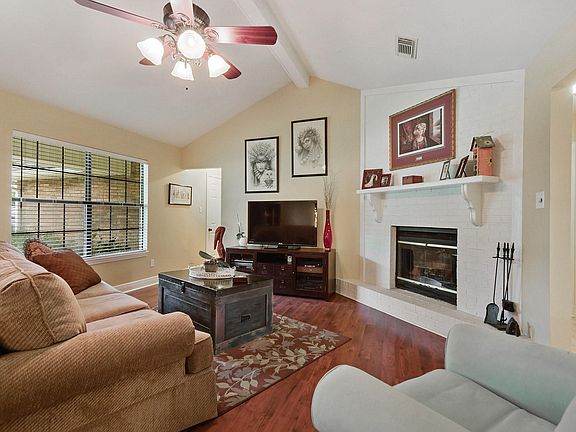 4th image of 414 Country Club Dr