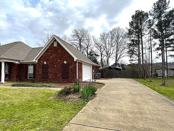 3rd image of 494 White Oak Ln