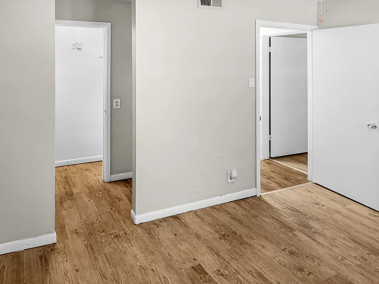 Laurel Heights Apartments — Photo 25