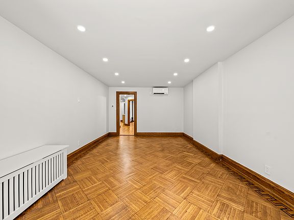 5th image of 439 4th St APT 1