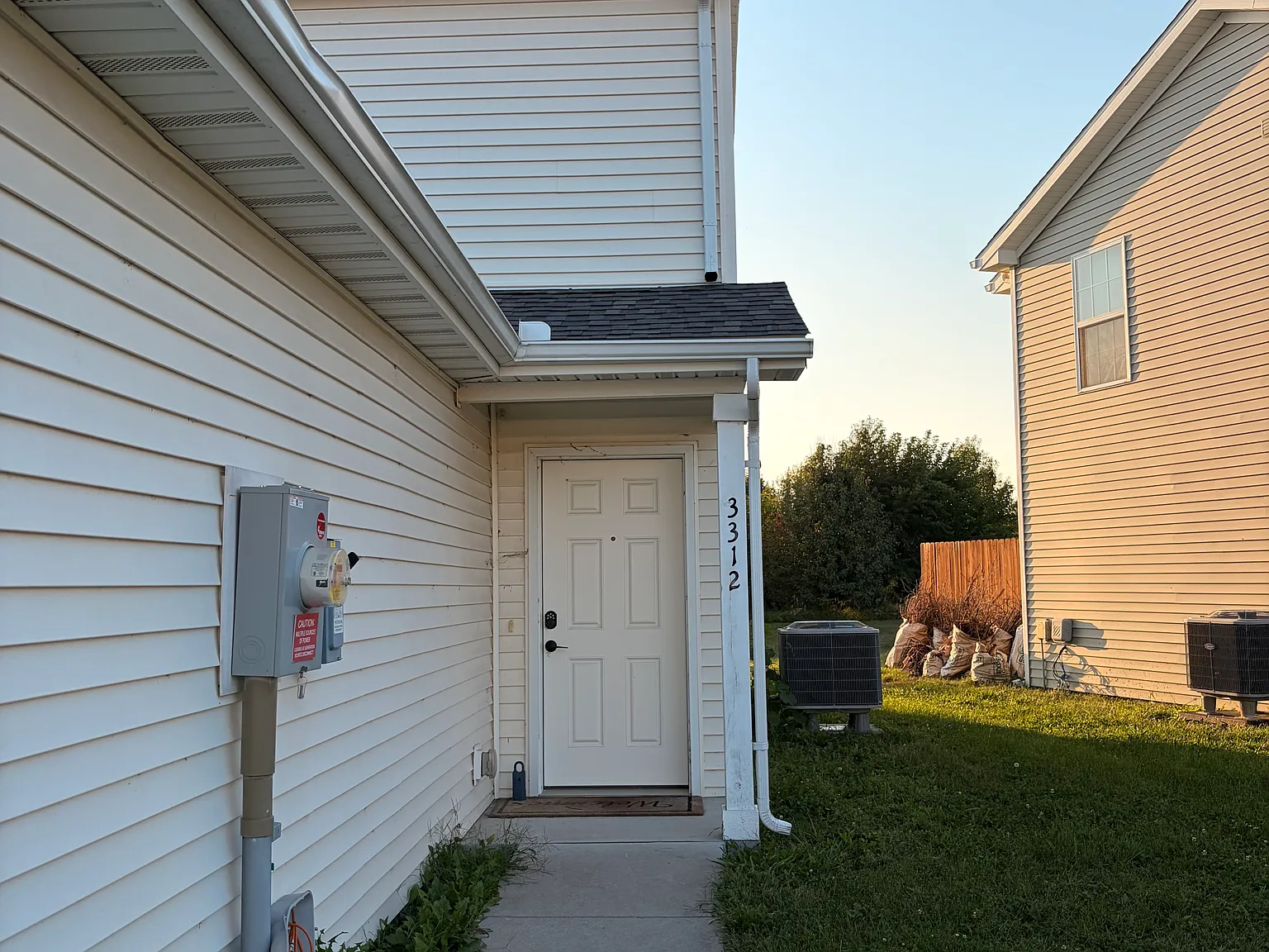 3 bed, 2.5 bath, 1500 sqft, $1,980 — Photo 2