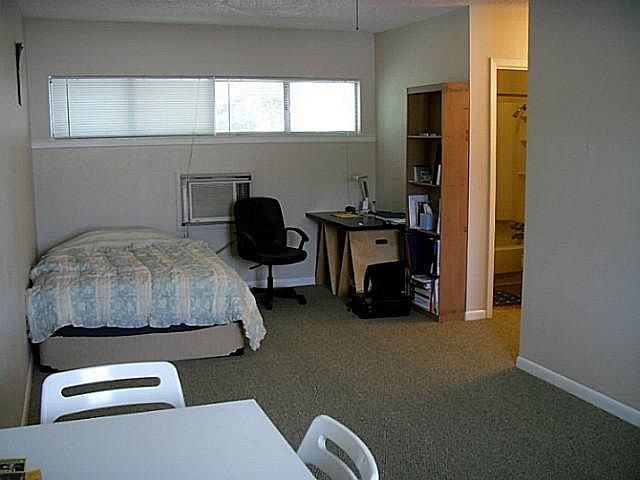 2nd image of 2402 Pearl St APT 105