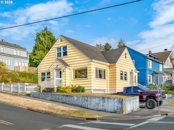 916 12th St, Astoria, OR 97103