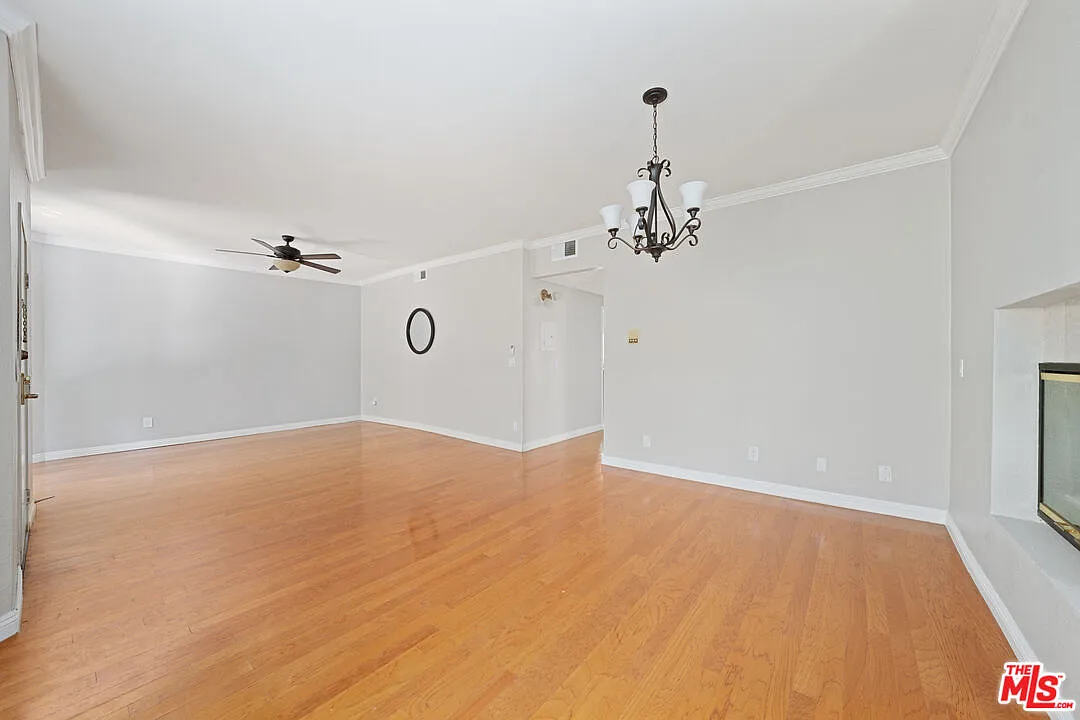 Building Photo - 14937 Dickens St #109