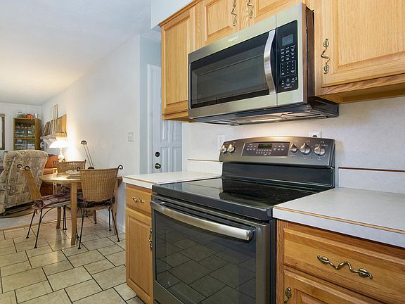 5th image of 11210 Hemlock Dr
