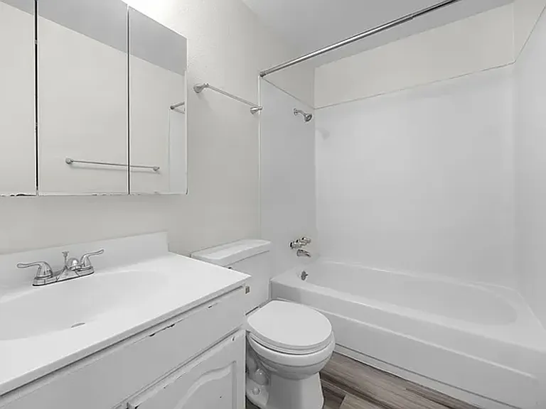 Esquire Apartments — Photo 15