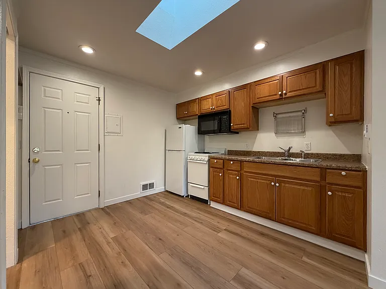 604 1/2 W Crockett St #J — Photo 7