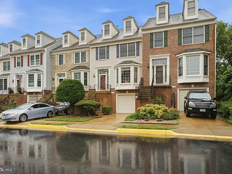 7035 Kings Manor Dr — Photo 2