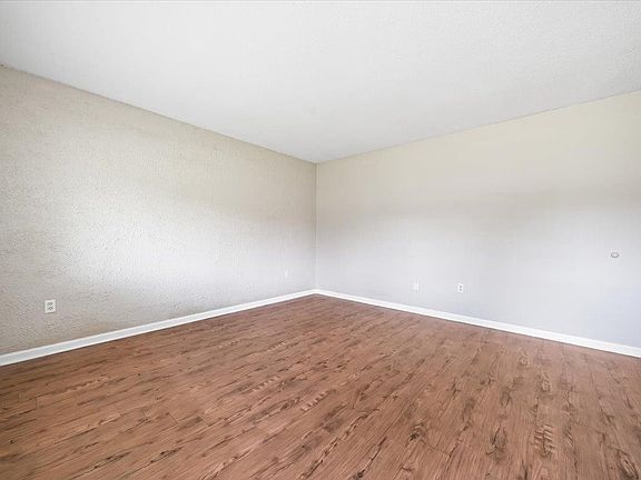 4th image of 5075 Applewood Dr