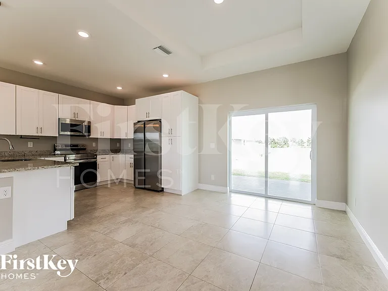 3757 NE 14th Ave — Photo 4