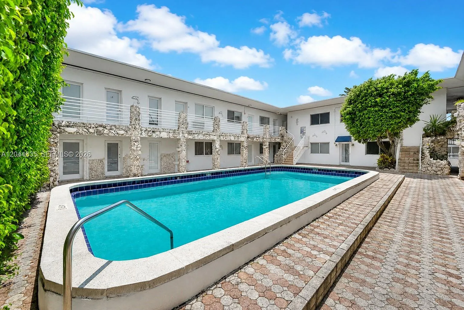 Beachcomber Of Nobe Condo — Photo 1