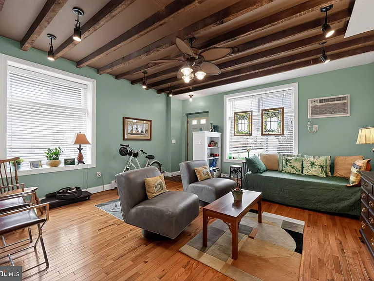 2100 E Dauphin St — Photo 3