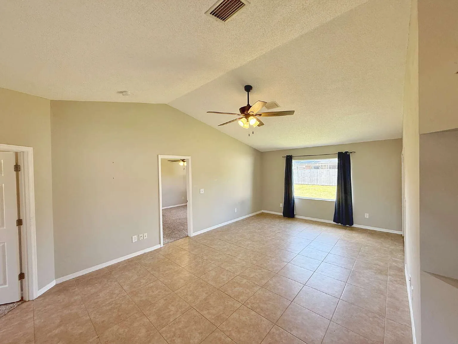 3 bed, 2.0 bath, 1528 sqft, $1,795 — Photo 3