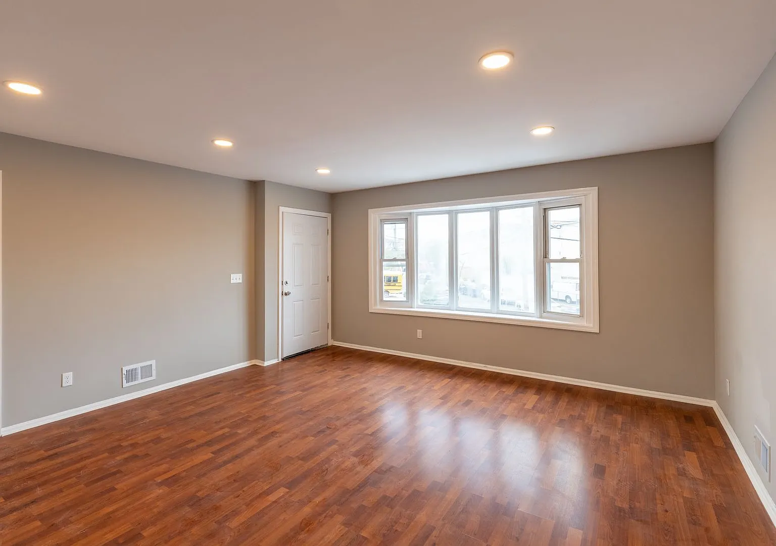 29-31 Glenn Dr — Photo 2